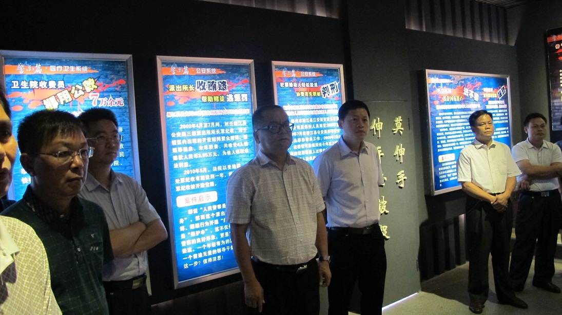 广西柳州市柳江县委书记区军雄(右四)参观警示教育基地